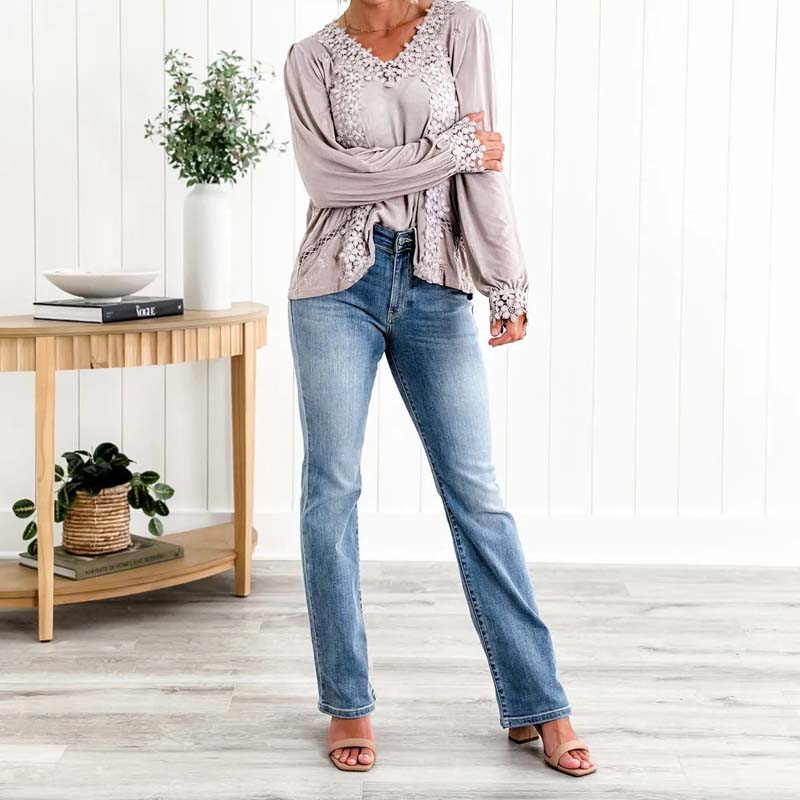 Taillenbetonte Trompetenjeans