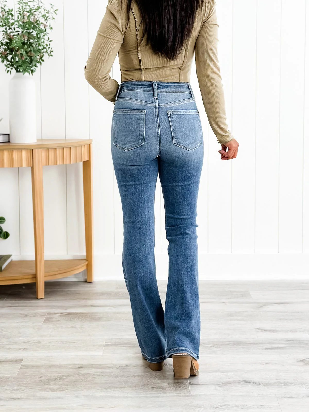 Taillenbetonte Trompetenjeans