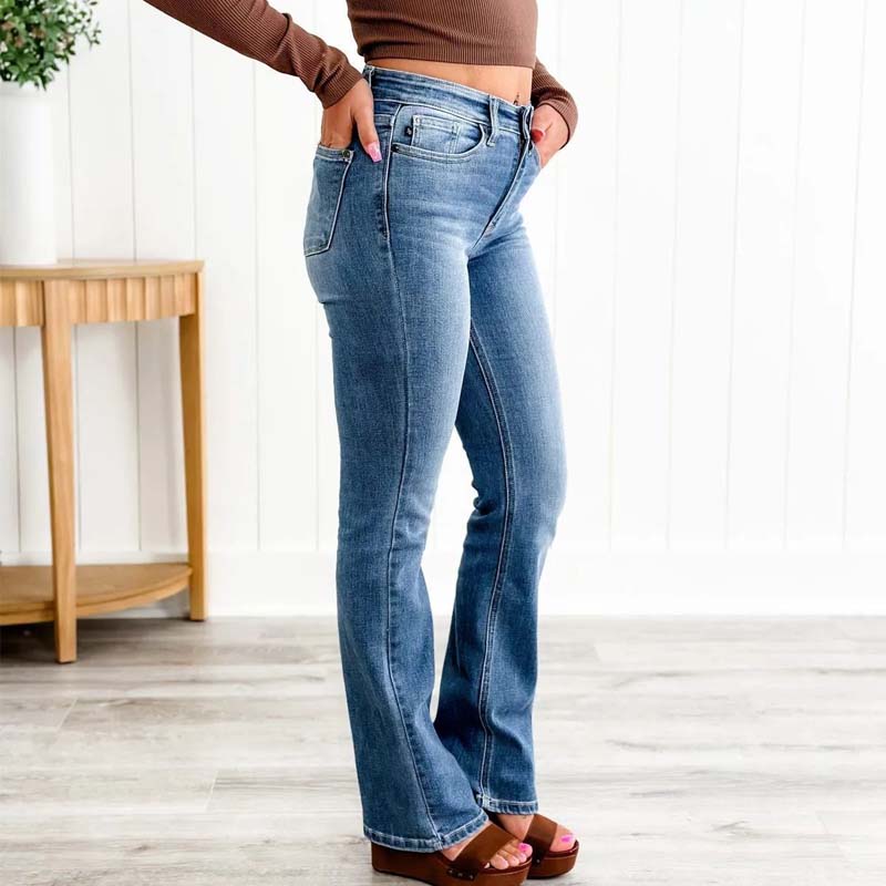 Taillenbetonte Trompetenjeans