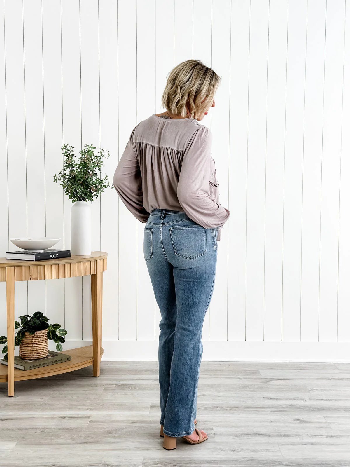 Taillenbetonte Trompetenjeans