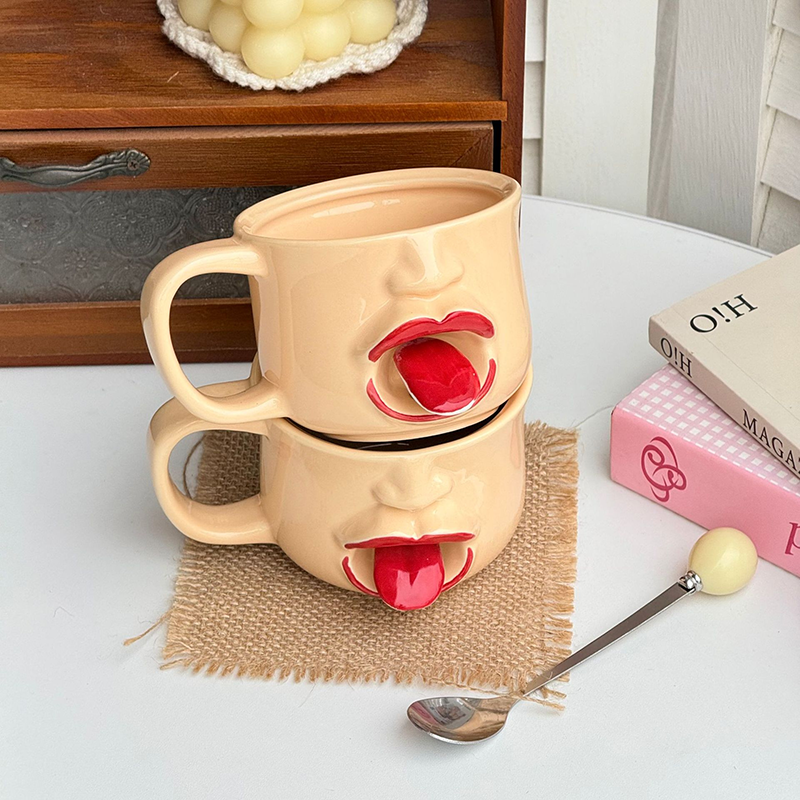 Ausgefallene Keramiktasse mit abstraktem Zungenmotiv