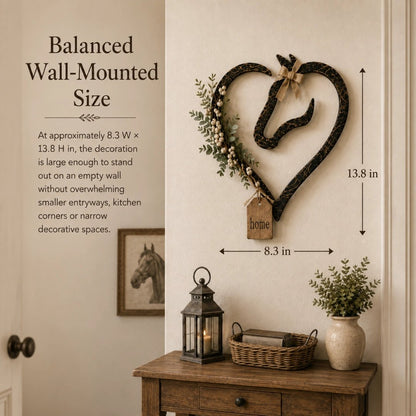 Rustikale Wanddekoration in Form eines Pferdeherzens mit Grünpflanzen – Wohnaccessoire im Farmhouse-Stil mit Pferdemotiv