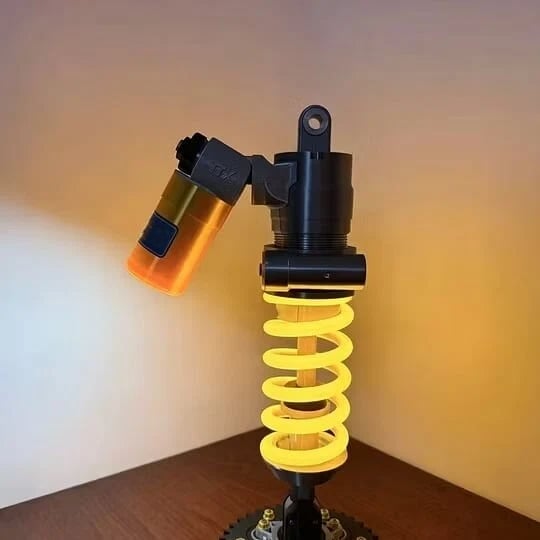 🎁Vatertags-Sonderangebot🔥Inspirierte Stoßdämpfer-Lampe – Verstellbare LED-Leuchte für Gamer und Autoliebhaber (⏰Kostenloser Versand