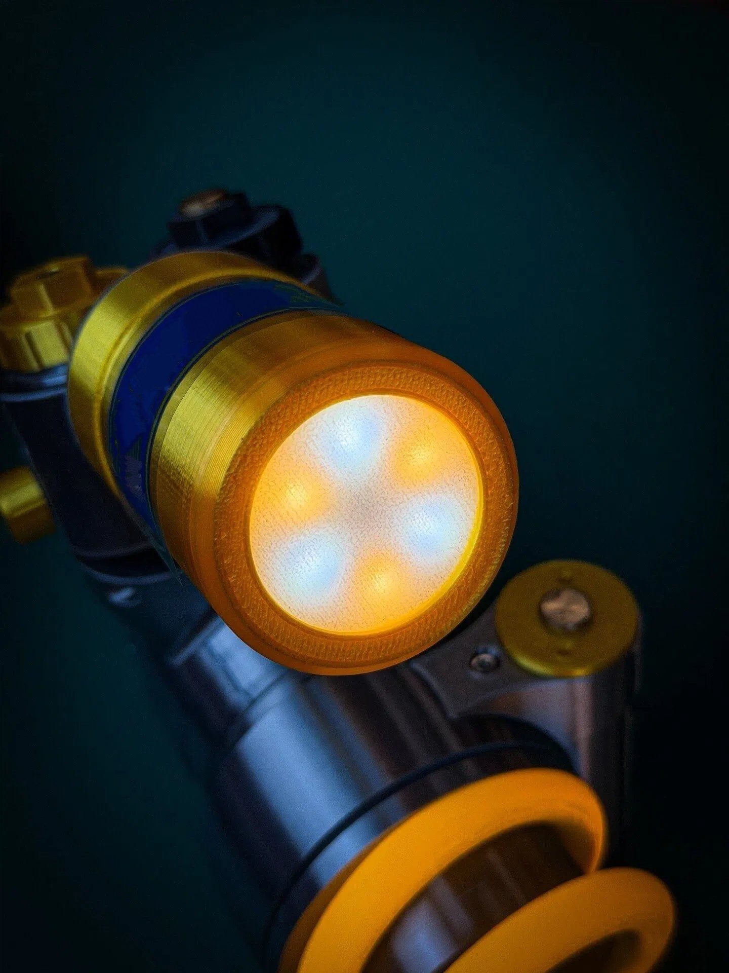 🎁Vatertags-Sonderangebot🔥Inspirierte Stoßdämpfer-Lampe – Verstellbare LED-Leuchte für Gamer und Autoliebhaber (⏰Kostenloser Versand