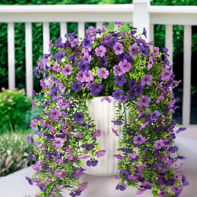 Kaskadenförmig angeordnete Gänseblümchen und Eukalyptusblüten für den Außenbereich – UV-beständig