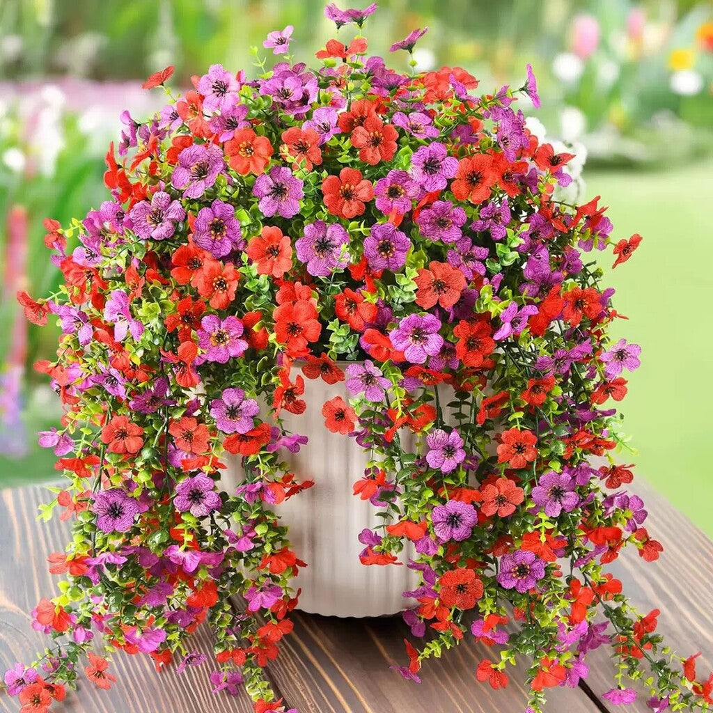 Kaskadenförmig angeordnete Gänseblümchen und Eukalyptusblüten für den Außenbereich – UV-beständig