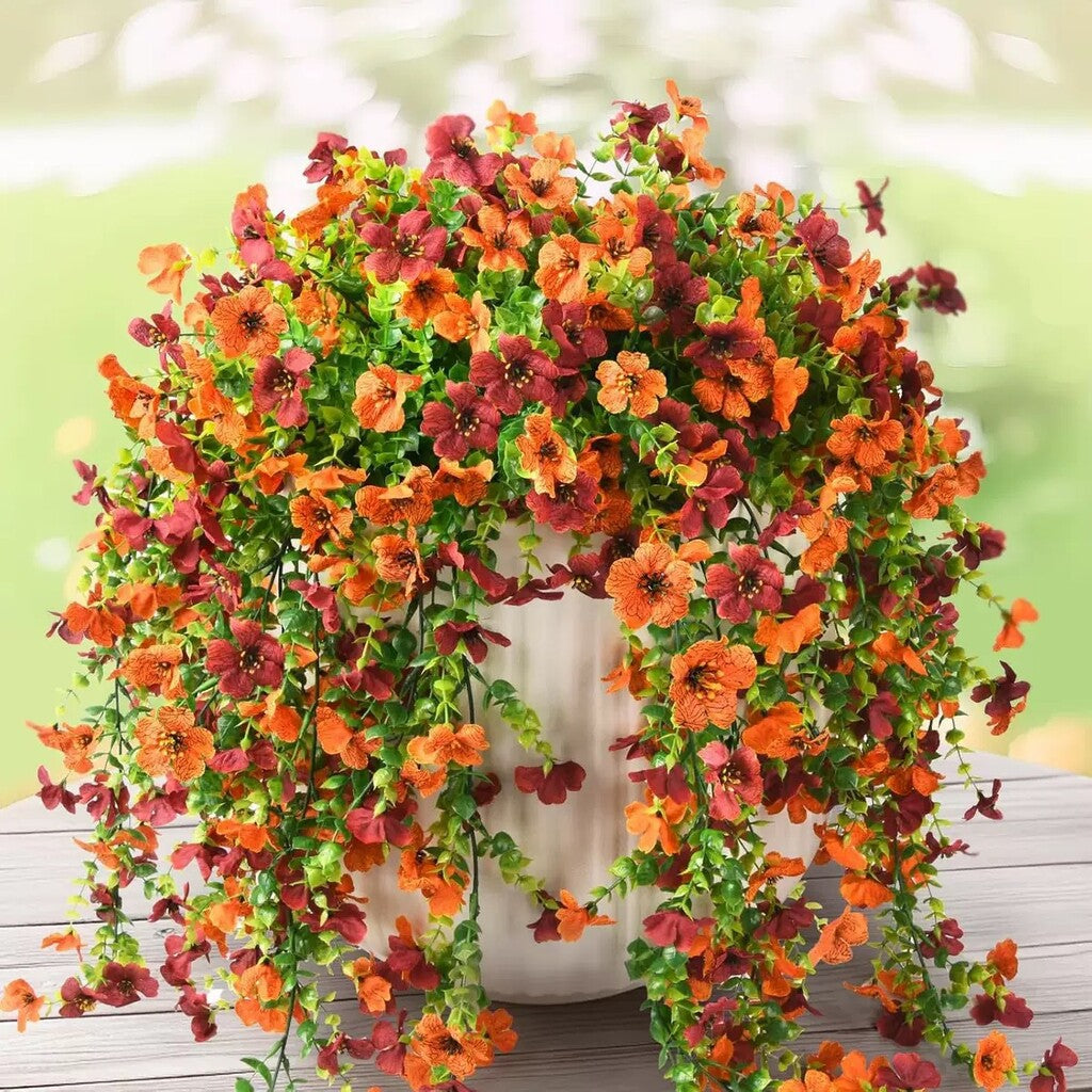 Kaskadenförmig angeordnete Gänseblümchen und Eukalyptusblüten für den Außenbereich – UV-beständig