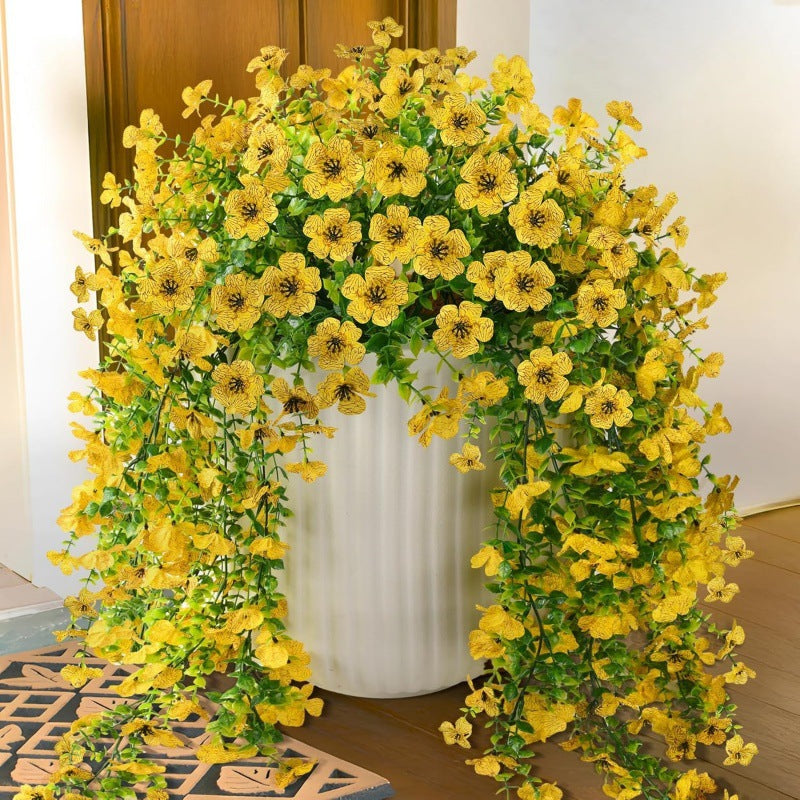 Kaskadenförmig angeordnete Gänseblümchen und Eukalyptusblüten für den Außenbereich – UV-beständig