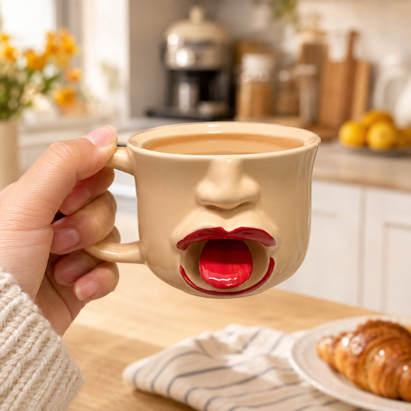 Ausgefallene Keramiktasse mit abstraktem Zungenmotiv