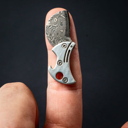 Kompakter Flaschenöffner aus Titan & EDC-Schneider