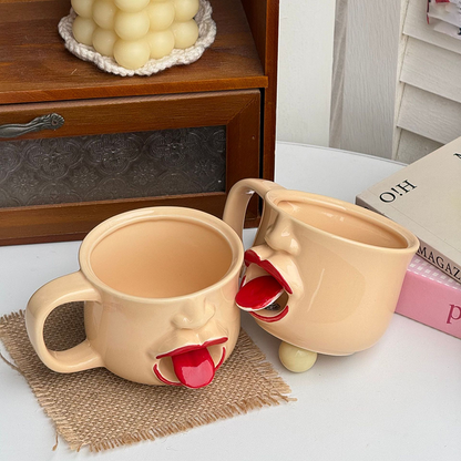 Ausgefallene Keramiktasse mit abstraktem Zungenmotiv