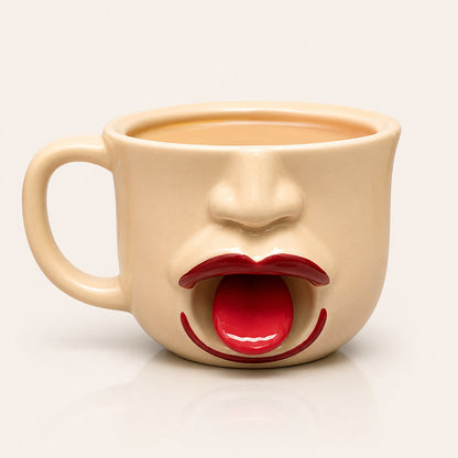 Ausgefallene Keramiktasse mit abstraktem Zungenmotiv